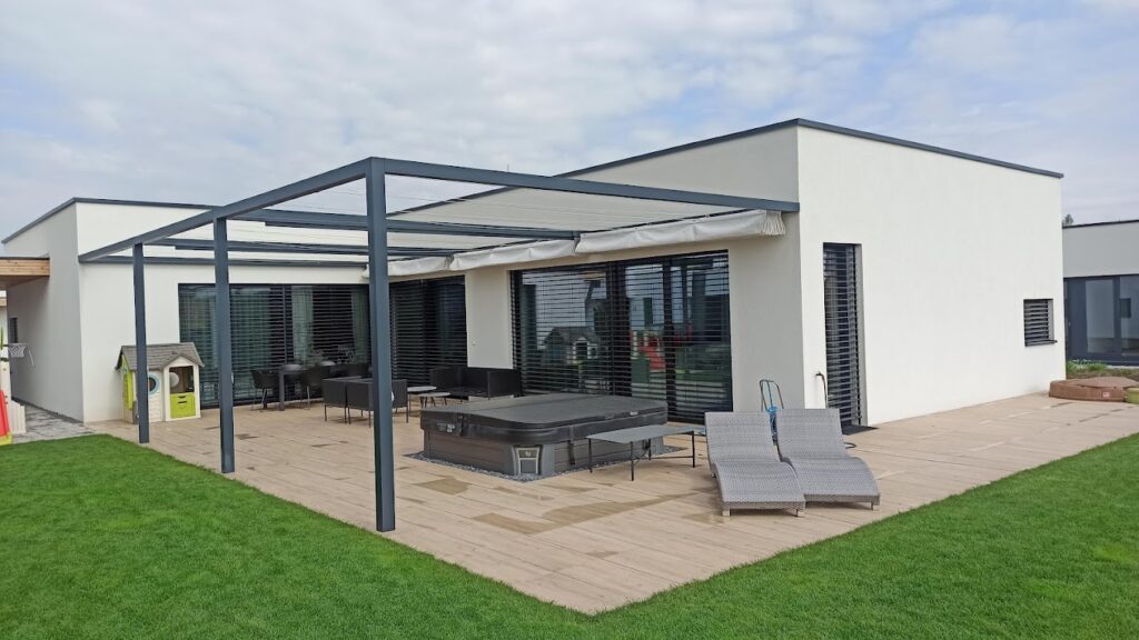 Pevná pergola s polykarbonátovou strechou