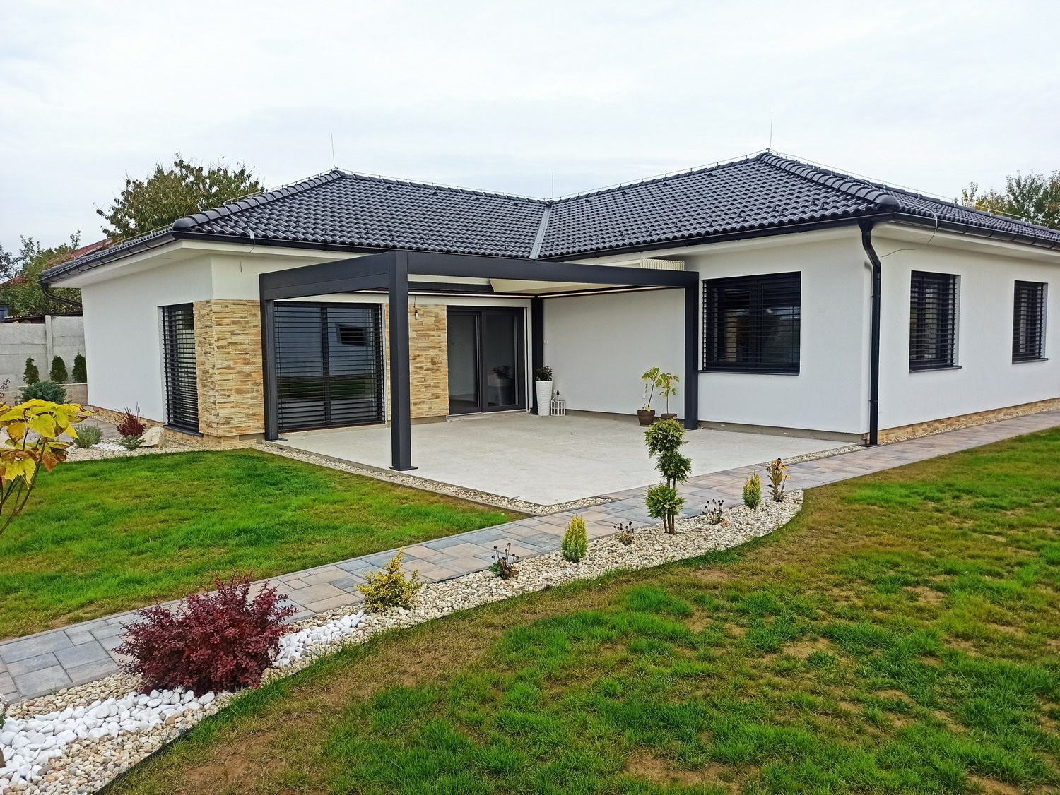 Exteriérové žalúzie na modernom rodinnom dome s prístreškom